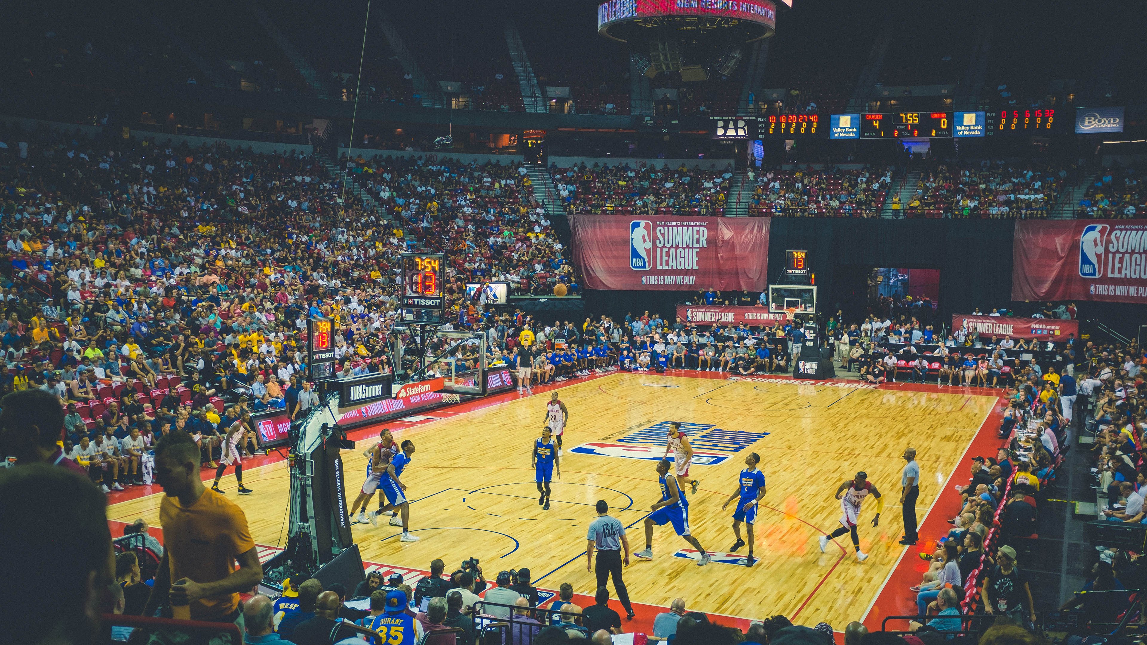 米切尔点燃赛场，湖人力克公牛，一场定义赛季走向的经典对决